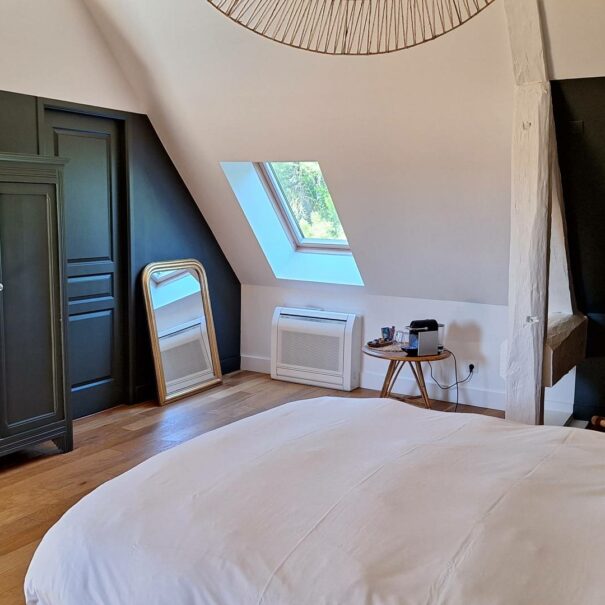 chambre-sous-les-toits-armoire-café-courtoisie