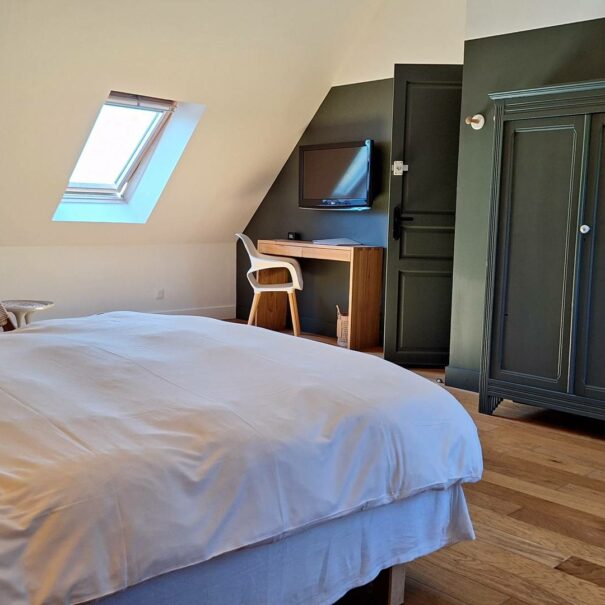 chambre-sous-les-toits-bureau-tv